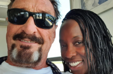 Janice McAfee 不接受她丈夫的“自杀”故事——寡妇抨击主流媒体