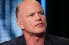 Mike Novogratz 说机构正在购买比特币，政治家需要更多的加密教育